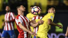 Gelandang Sporting Gijon, Sergio Alvarez berduel dengan gelandang Villarreal Rodrigo Hernandez pada pertandingan La Liga tahun 2017 (Jose Jordan/AFP).