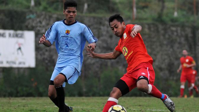 Samsul Arif coba mengelabuhi pemain lawan dalam uji coba. (Bola.com/Iwan Setiawan)