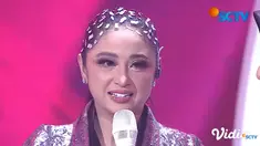 Ekspresi Dewi Perssik saat membacakan nominasi Gorgeous Dad di Infotainment Awards 2022 SCTV.