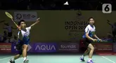 Pebulu tangkis ganda putra Indonesia Sabar Karyaman/Moh Reza Pahlevi Isfahani mengembalikan kok ke arah Lee Jhe-Huei/Yang Po-Hsuan (Taiwan) pada babak perempat final Indonesia Open 2024 di Istora Gelora Bung Karno, Senayan, Jakarta, Jumat (7/6/2024). (Liputan6.com/Herman Zakharia)