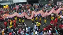 Arak-arakan atraksi liong perayaan Cap Go Meh melewati Jalan Suryakencana, Bogor, Jawa Barat, Selasa (19/2). Acara ini merupakan puncak perayaan Tahun Baru Imlek 2570. (Merdeka.com/Arie Basuki)