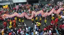 Arak-arakan atraksi liong perayaan Cap Go Meh melewati Jalan Suryakencana, Bogor, Jawa Barat, Selasa (19/2). Acara ini merupakan puncak perayaan Tahun Baru Imlek 2570. (Merdeka.com/Arie Basuki)
