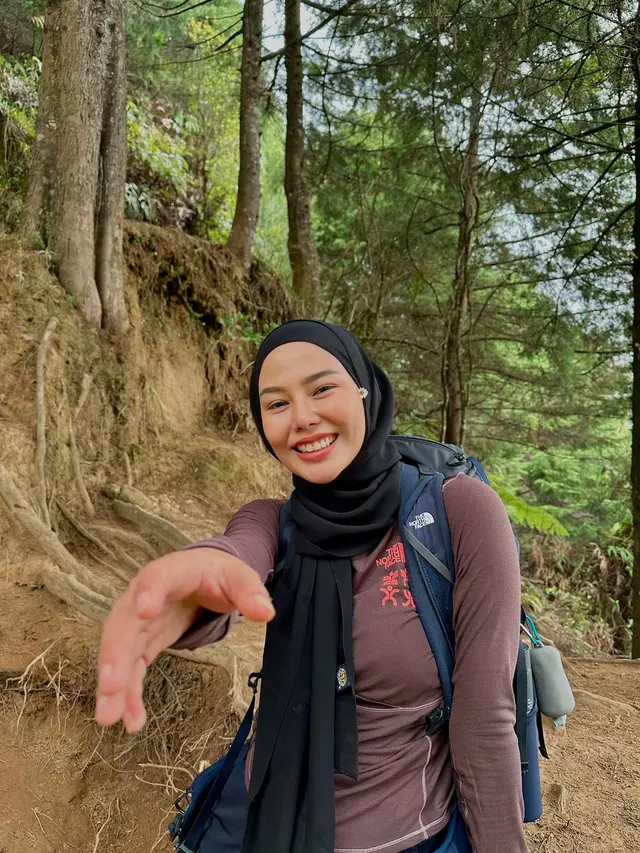 7 Potret Seru Dara Arafah Bareng Awkarin Naik Gunung Prau Ini Menantang