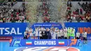 Pemain Timnas Futsal Iran merayakan kemenangan dengan mengangat trofi setelah memenangkan laga final Piala Asia Futsal melawan Timnas Indonesia 2026 yang berlangsung di Indonesia Arena, Senayan, Jakarta, Sabtu (07/02/2026). (Bola.com/Bagaskara Lazuardi)