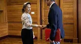 Mantan pemimpin sipil yang ditahan Aung San Suu Kyi bertemu dengan perwakilan tetap Komite Internasional Palang Merah (ICRC) untuk Myanmar Arnaude de Baecque di Naypyidaw, Myanmar, Senin, 3 Agustus 2026. (AFP/ Biro Pers dan Informasi Kepresidenan Myanmar )
