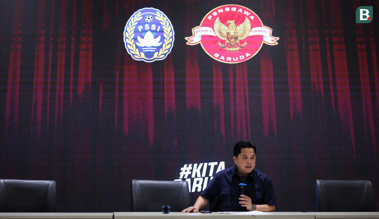 <p>Ketua Umum PSSI, Erick Thohir memberikan keterangan kepada wartawan saat konferensi pers perihal pembentukan Satgas PSSI yang berlangsung di GBK Arena, Senayan, Jakarta, Jumat (28/04/2023). (Bola.com/Bagaskara Lazuardi)</p>