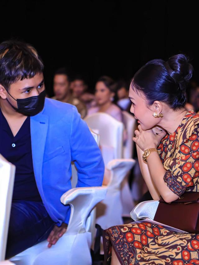 Ditemani Putranya, Ini 7 Potret Yuni Shara dalam Acara Mengenang Ani Yudhoyono