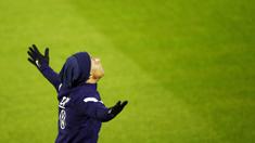 Pemain Prancis, Kylian Mbappe, tampak menikmati sesi latihan jelang laga uji coba di Clairefontaine-en-Yvelines, Selasa (10/11/2020). Prancis akan berhadapan dengan Finlandia. (Yoan Valat, Pool via AP)