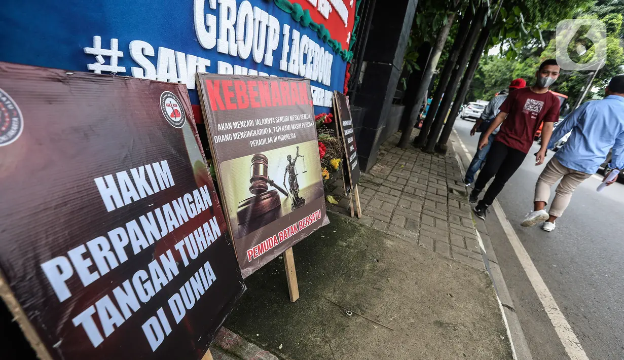 Karangan bunga terlihat saat sidang pembacaan vonis Ferdy Sambo dan Putri Candrawathi dalam kasus pembunuhan Brigadir Nofriansyah Yoshua Hutabarat di depan Pengadilan Negeri Jakarta Selatan, Senin (13/2/2023). Majelis hakim dijadwalkan membacakan vonis terdakwa Ferdy Sambo dan Putri Candrawathi. Sebelumnya Sambo dituntut hukuman penjara seumur hidup, sementara Putri penjara delapan tahun. (Liputan6.com/Johan Tallo)