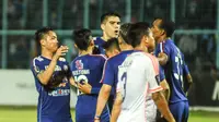 Pemain Arema Cronus merayakan selebrasi setelah Samsul Arif mencetak gol ke gawang PSGC Ciamis. (Bola.com/Kevin Setiawan)