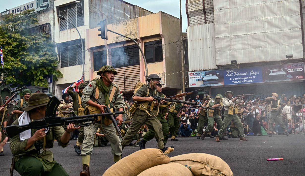 Anggota Komunitas Roode Brug Soerabaia dan Reenactor Indonesia berpartisipasi dalam reka ulang Pertempuran Surabaya, di Surabaya, Minggu 2 November 2025. Mereka berharap kegiatan ini bisa meningkatkan pemahaman sejarah di kalangan generasi muda. (Juni KRISWANTO/AFP)