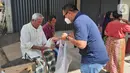 Warga korban gempa saat menerima bantuan di Pasaman Barat, Sumatera Barat, Jumat (26/2/2022). BRI memberikan bantuan tanggap darurat Peduli Bencana Gempa Pasaman Barat berupa ratusan paket makanana cepat saji. (Liputan6.com/HO/CSR BRI)
