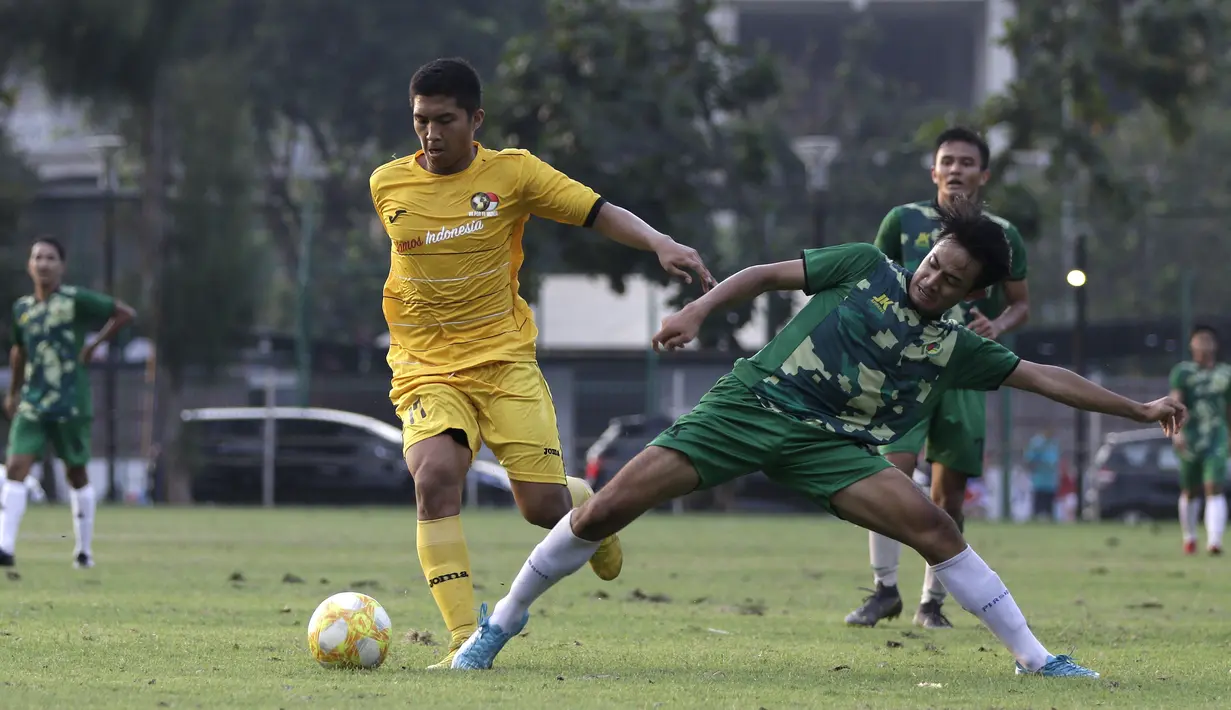Striker Vamos Indonesia, Nico, berebut bola dengan pemain PS Tira Persikabo U-18 pada pertandingan persahabatan di Lapangan A GBK, Jakarta, Rabu (29/5). Kedua klub bermain imbang 1-1. (Bola.com/Yoppy Renato).