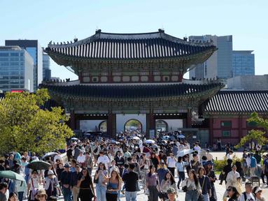 Orang-orang berkunjung untuk merayakan liburan Chuseok, Hari Thanksgiving versi Korea, di Istana Gyeongbok, Seoul, Korea Selatan, Rabu 8 Oktober 2025. (AP Photo/Ahn Young-joon)