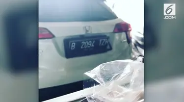 Sebuah video viral di medsos dan menunjukkan sebuah mobil dengan plat nomor yang bisa berubah ganjil atau genap. Hal ini membuat polisi memburu pemilik mobil tersebut.