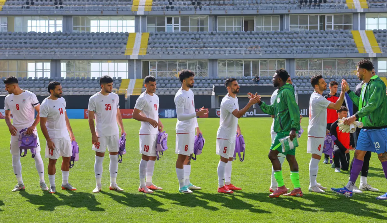 Aksi tersebut ditunjukkan para pemain timnas Iran sebagai bentuk protes dan berkabung atas tragedi kemanusiaan yang menimpa warga sipil di Iran. (AP Photo/Riza Ozel)