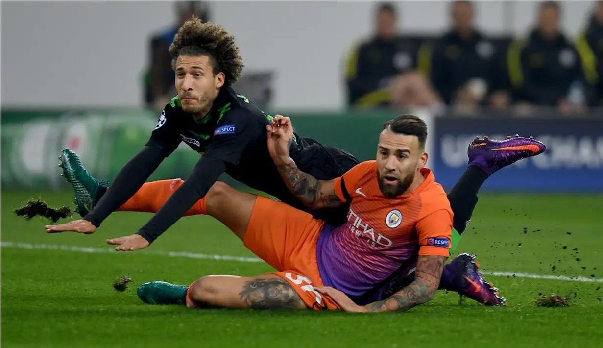 Bek Manchester City, Nicolas Otamendi, berduel dengan pemain Moenchengladbach, Fabian Johnson, pada laga kelima Grup C Liga Champions di Borussia-Park, Rabu (23/11/2016). (AFP/Patrik Stollarz)