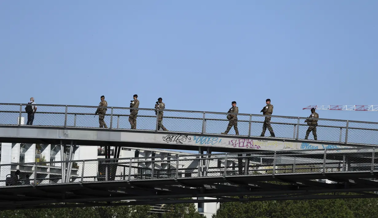 Pihak berwenang Prancis mengatakan 45.000 petugas polisi dan gendarme dikerahkan untuk acara tersebut, serta 10.000 tentara dari operasi militer yang disebut Sentinelle. (AP Photo/Aurelien Morissard)