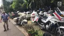 Sejumlah motor patroli dan pengawalan (Patwal) terparkir di rumah Gubernur terpilih DKI, Anies Baswedan di Lebak Bulus, Jakarta, Senin (16/10). Motor-motor gede ini akan mengawal Anies ke Istana Negara untuk pelantikan. (Liputan6.com/Immanuel Antonius)