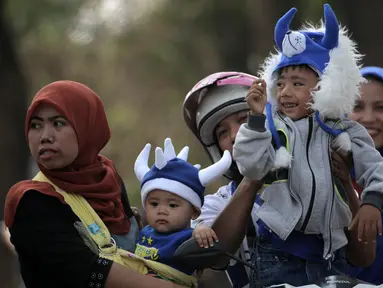 Anak-anak ditemani orang tua hadir dalam acara parade Persib Bandung Juara Piala Presiden 2015 di Kota Baru, Bandung, Minggu (25/10/2015). (Bola.com / Nicklas Hanoatubun)
