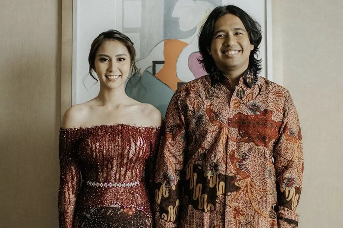 Potret Calon Istri Joshua Suherman Anggun Kenakan Kebaya Merah