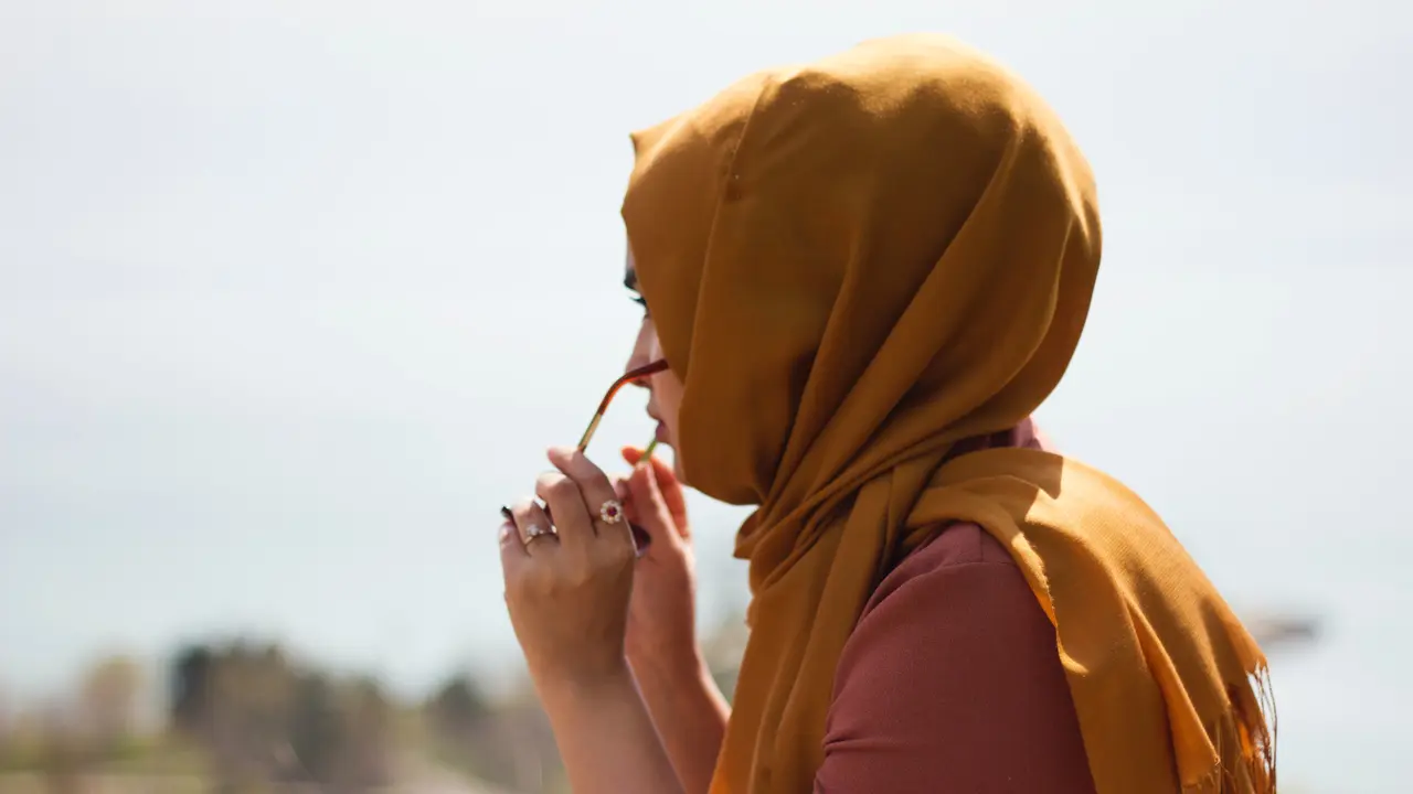 Contoh ilustrasi hijab tegak dan rapi