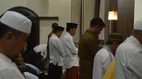 Presiden Jokowi saat salat tarawih di Masjid Al Muslimun Bogor. (Liputan6.com/Achmad Sudarno)