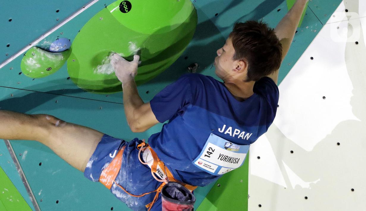 Atlet panjat tebing putra Jepang, Ao Yurikusa saat berlaga di babak final kategori lead Kejuaraan Dunia Panjat Tebing 2022 seri Jakarta, Senin (26/9/2022). Ao Yurikusa menempati posisi pertama dengan poin 29 di final lead putra Kejuaraan Dunia Panjat Tebing 2022 seri Jakarta. (Liputan6.com/Helmi Fithriansyah)
