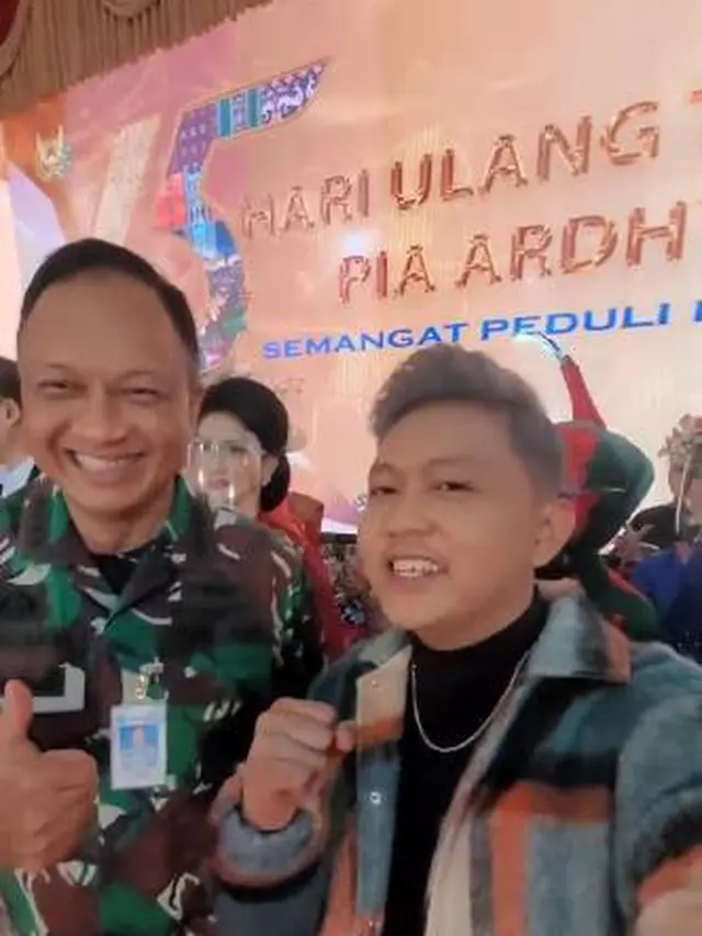 Tampil Beda, Ini 6 Potret Gaya Rambut Baru Denny Caknan Warna Cerah