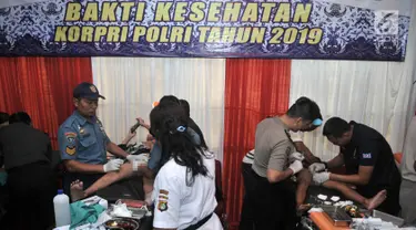 Petugas medis menangani anak-anak  saat sunatan massal gratis dalam acara Bakti Sosial dan Kesehatan Polri di Mapolsek Ciracas, Jakarta, Kamis (4/7/2019). Sunatan massal gratis ini diikuti oleh 248 peserta dari berbagai wilayah di DKI Jakarta. (merdeka.com/Iqbal Nugroho)