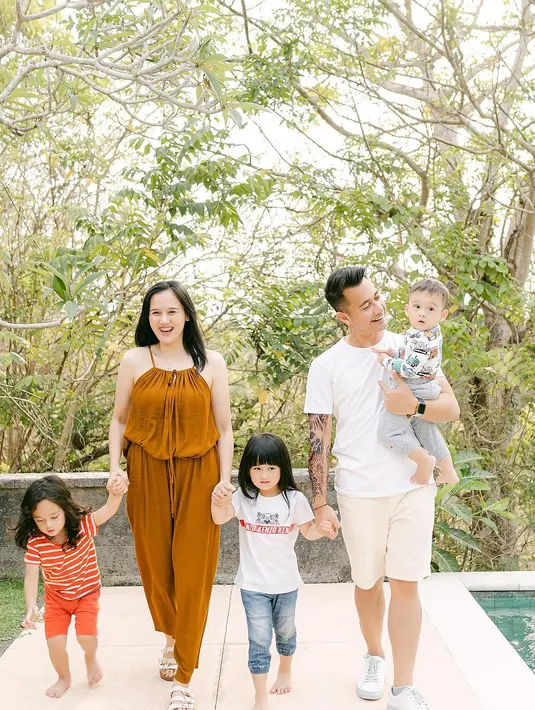 Sekedar informasi, Eza resmi menikahi Eza pada 22 Juli 2018 di Grand Galaxy Park, Bekasi, Jawa Barat. Dari pernikahannya, dikaruniai tiga orang anak, Nichole Zalya Gionino (2019), Khan Gionino (2021) dan Akhsay Gionino (2022). [Instagram/ma_coritha/malons93]