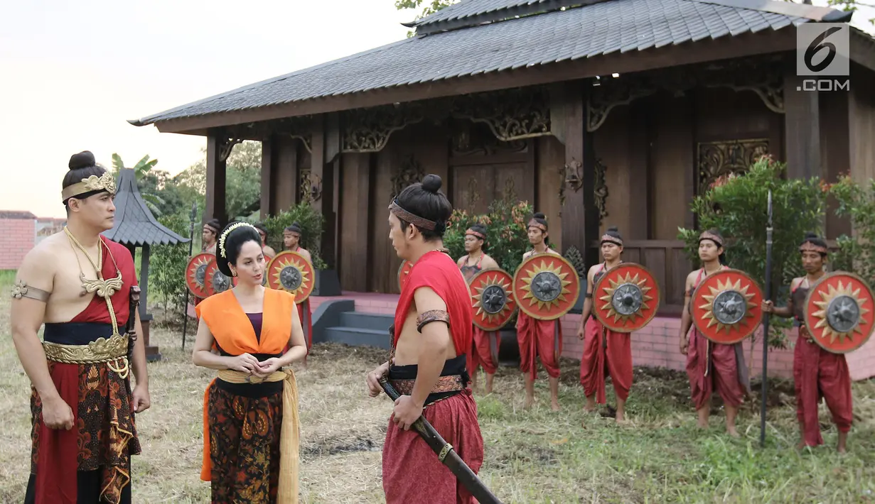 Aktor Adjie Pangestu dan aktris Meriam Bellina saat melakukan syuting Saur Sepuh di kawasan Cibinong, Jawa Barat, Rabu (2/8). Sinetron laga kolosal Saur Sepuh ini berawal dari sandiwara atau drama radio di era 80-an. (Liputan6.com/Herman Zakharia)