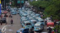 Puluhan mikrolet M 44 jurusan Kampung Melayu-Karet berderet menutupi persimpangan jalan layang KH Abdulah Syafei, Jakarta, Rabu (25/5). Menurut pengemudi, aksi ini bentuk protes tindakan penderekan mobil rekan mereka. (Liputan6.com/Helmi Fithriansyah)