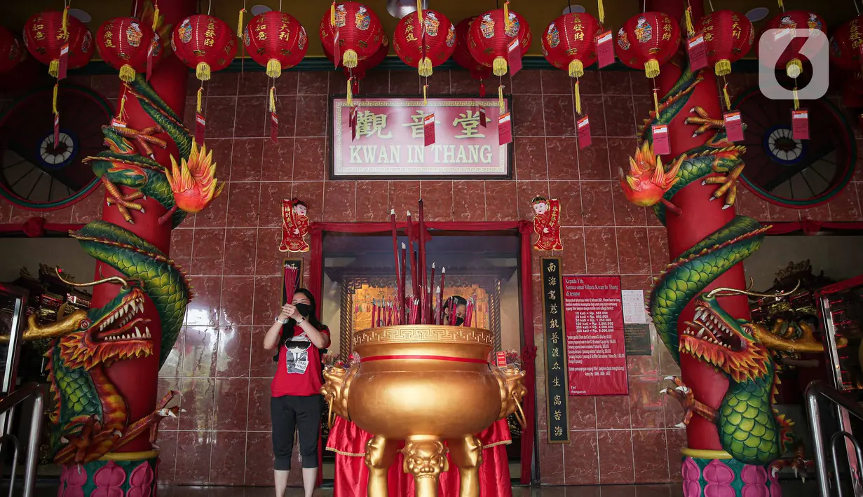 Warga Tionghoa melaksanakan sembahyang Tahun Baru Imlek 2573 Kongzili di Vihara Avalokitesvara, Tangerang Selatan, Banten, Selasa (1/2/2022). Pengelola Vihara memberlakukan pengaturan waktu dan jumlah pengunjung  dengan ketentuan protokol kesehatan Covid-19 yang berlaku. (Liputan6.com/Faizal Fanani)