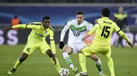 Pemain  Wolfsburg, Julian Draxler (tengah) mencetak dua gol untuk kemenangan timnya atas Gent pada leg pertama babak 16 besar Liga Champions di GHELAMCO-arena, Gent, Kamis (18/2/2016) dini hari WIB.  (AFP / John Thys)