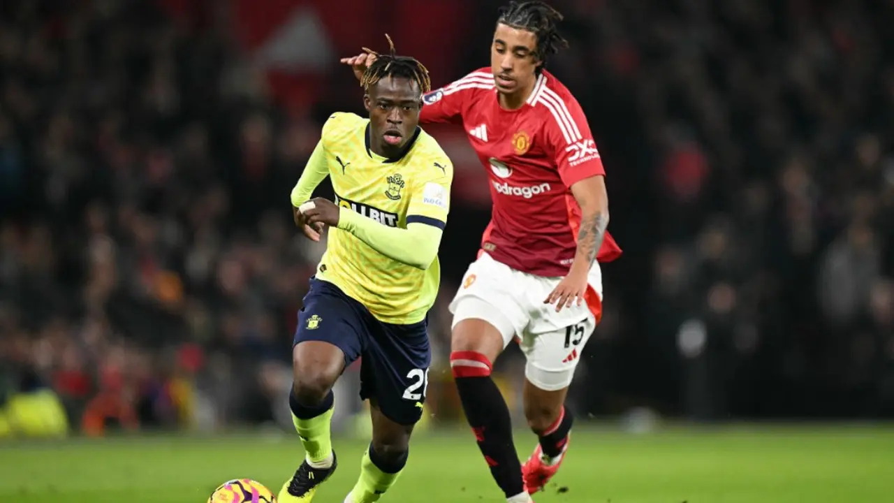 Leny Yoro - Manchester United