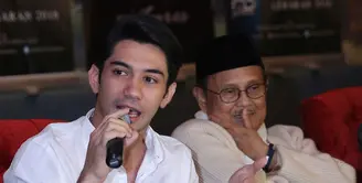 Reza Rahadian dan BJ Habibie. (Nurwahyunan/Bintang.com)