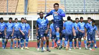 Gelandang Persib Bandung Feebri Hariyadi bersama para pemain Maung Bandung berlatih di Stadion Gelora Bandung Lautan Api, Selasa (9/3/2021) dalam persiapan menghadapi Piala Menpora 2021. (Foto: MO Persib Bandung)