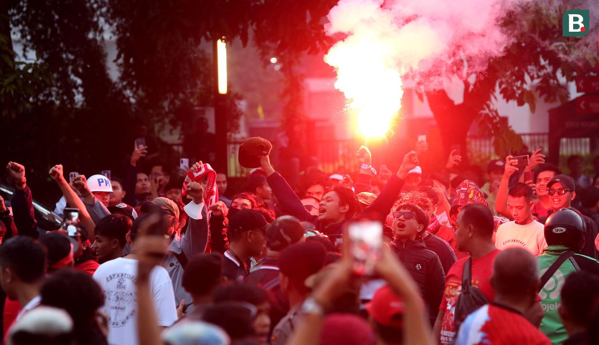 <p>Ribuan suporter mulai memadati area Stadion Utama Gelora Bung Karno, Jakarta, Senin (19/6/2023). Mereka akan menyaksikan laga persahabatan FIFA Matchday antara Timnas Indonesia menghadapi Argentina. (Bola.com/M Iqbal Ichsan)</p>