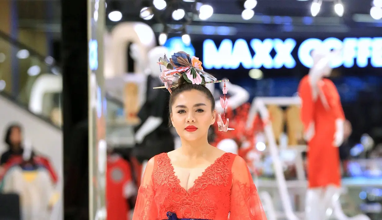 Vicky Shu, kini tak hanya berprofesi sebagai penyanyi. Ia melebarkan sayapnya di dunia fashion dan tak heran jika kesibukannya kian bertambah. Meskipun begitu, ternyata Vicky tak lupa dengan urusan cintanya. (Adrian Putra/Bintang.com)