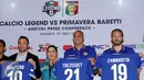 Alessandro Del Piero, David Trezeguet dan Gianluca Zambrotta (kiri ke kanan) menunjukkan jersey usai memberikan keterangan di Jakarta, Jumat (20/5/2016). Legenda Italia ditantang PrimaveraBaretti dalam laga persahabatan. (Liputan6.com/Helmi Fithriansyah)