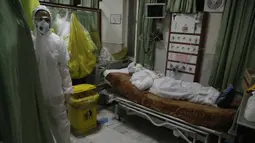 Petugas medis beristirahat di tengah upaya melawan COVID-19 di Teheran, Iran (28/3/2020). Dengan 2.901 kasus terkonfirmasi baru dalam 24 jam terakhir, jumlah total orang yang terinfeksi wabah coronavirus baru di Iran mencapai 38.309 pada Minggu (29/3), lapor kantor berita resmi IRNA.  (Xinhua/IRNA)