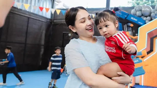 Nagita Slavina bersama anak angkatnya, Lily sangat hangout. [@raffinagita1717]