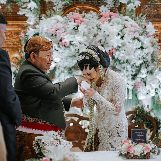 7 Pesona Twinda Rarasati saat Pakai Kebaya, Anggun Banget