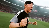 Selebrasi Shin Tae-yong usai membawa Persija Jakarta menang 2-1 atas Persib Bandung dalam laga pekan kedua BRI Super League 2026/2027 di Stadion Utama Gelora Bung Karno, Jakarta, Sabtu (12/9/2026). (Dok. Persija)