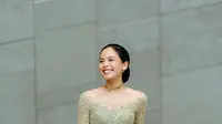 Kerap jadi bridesmaid sahabatnya, salah satu penampilan terbarunya sebagai bridesmaid adalah dengan mengenakan kebaya bernuansa kehijauan yang super cantik ini. Kebaya dengan siluet off-the-shoulder ini sangat cantik dengan payet yang berkilauan, dipadukan kain batik cokelat sebagai rok, dan dipermanis dengan kalung model choker. [@maudyayunda]