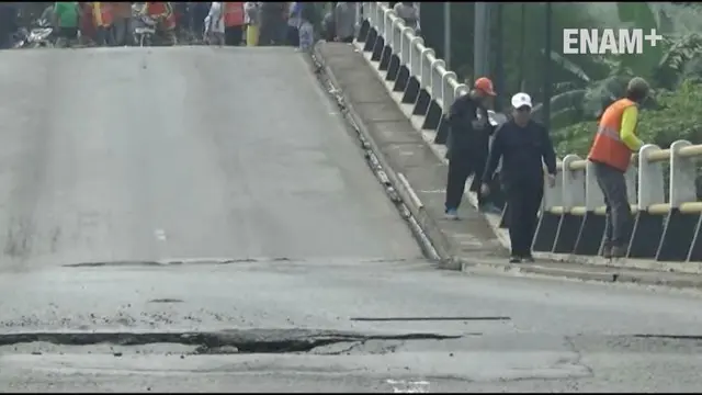 Jumat, (14/4/2017) Jembatan Cipamingkis jalur alternatif Jonggol ke Bandung amblas, putusnya jembatan berimbas kemacetan di jalur puncak Bogor dan jalur tol Jakarta Cikampek