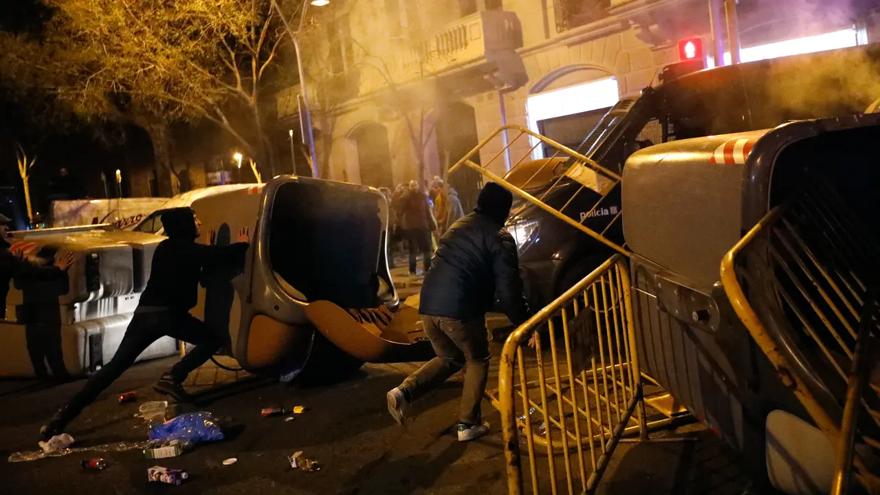 Mantan Pemimpin Catalonia Ditahan, Demonstran Bentrok dengan Polisi