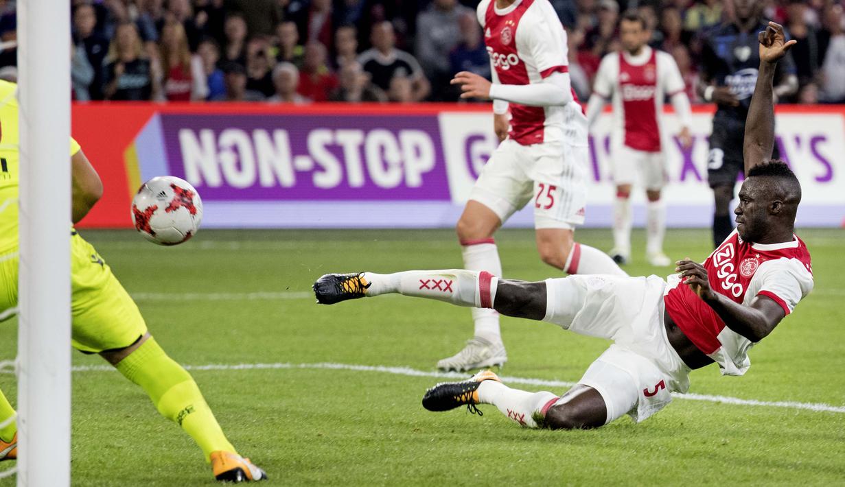 Davinson Sanchez resmi bergabung dengan Tottenham dengan mahar sebesar 36 juta pound. Pemain asal Kolombia diikat kontrak selama enam tahun bersama The Lilywhites. (AFP/ANP/Olaf Kraak/Netherlands OUT)
