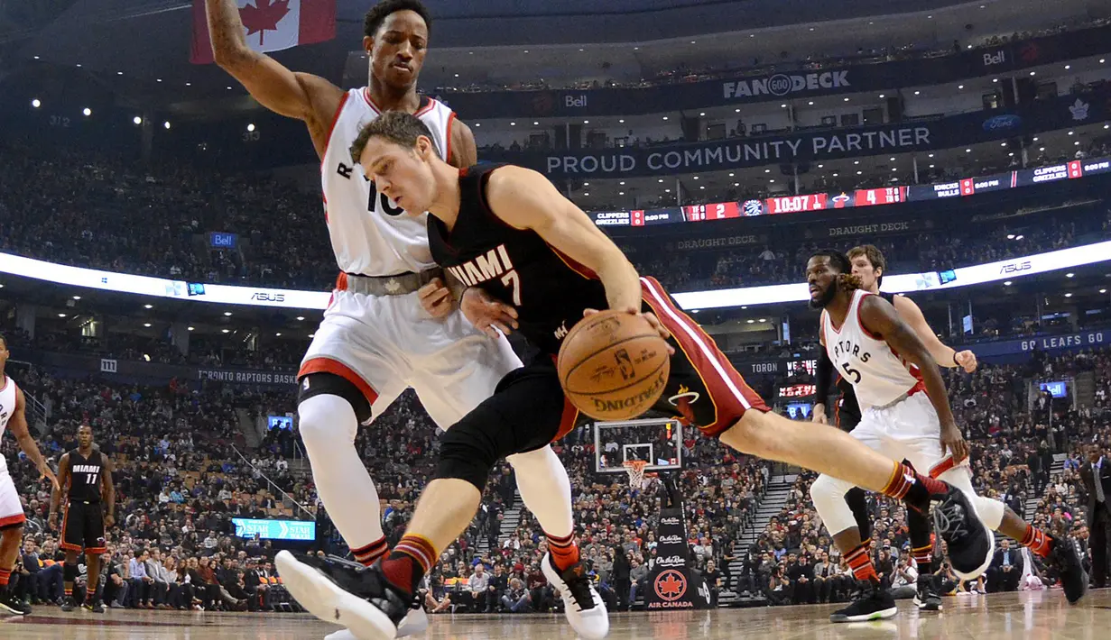 Pemain Toronto Raptors, DeMar DeRozan (kiri) menghadang pemain Miami Heat, Goran Dragic (kanan) pada laga NBA di Air Canada Centre, (4/11/2016). Raptors menang 96-87. (Reuters/Dan Hamilton-USA TODAY Sports)